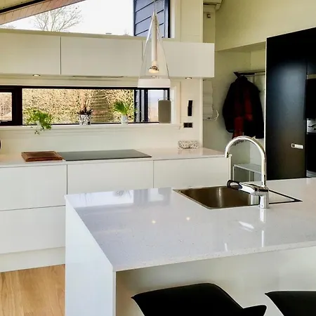 Strandhus Med Panoramaudsigt Ved Anslet Strand *