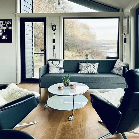 Strandhus Med Panoramaudsigt Ved Anslet Strand *